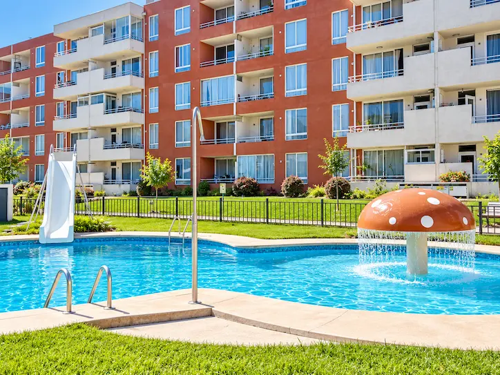 Piscina de condominio y recinto residencial